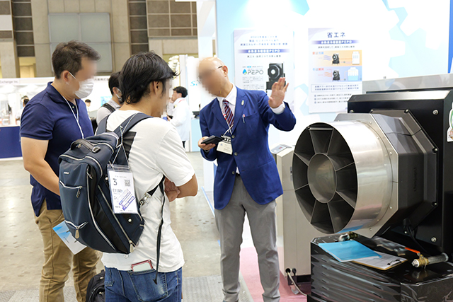 展示会会場内 商談風景01